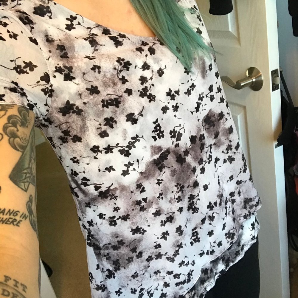 💙2 for $15💙Vera Wang Floral Top